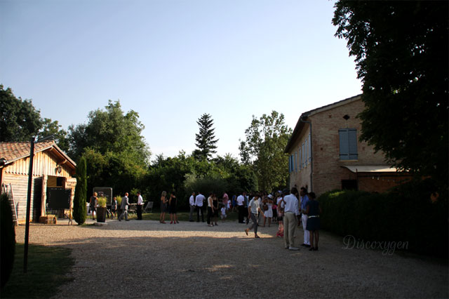 Proximité des espaces parking, cocktail, repas, et gîte.